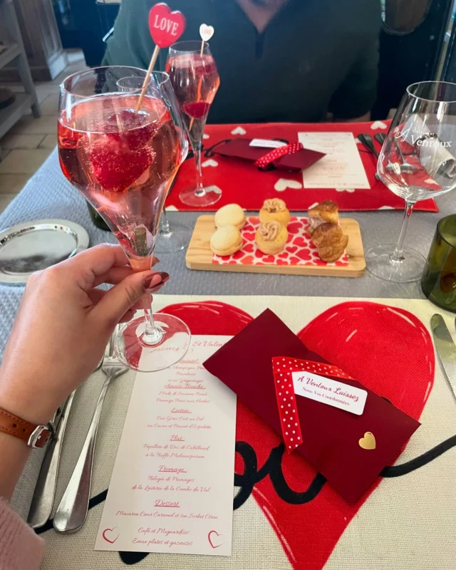Dernier service pour Dominique et Frédéric au Restaurant À Ventoux, à @lacroixdespins 🥹🍾👏 Presque 10 ans après leur ouverture, ils partent vers de nouveaux horizons et nous laissent avec de magnifiques souvenirs et moments partagés. Il suffit de voir les étoiles (voire les larmes) dans les yeux des clients ces derniers jours pour comprendre à quel point ils ont marqué les esprits et les temps forts de la vie de nombreuses personnes. Merci pour votre nature généreuse et votre talent en cuisine, on vous aime @aventoux ❤️  Un nouveau chef 👨‍🍳 prendra bientôt le relais, on vous tient informés 👀 @jerometchomlek