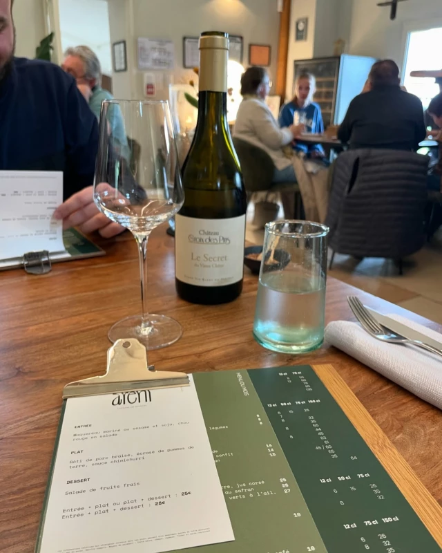Ouverture du restaurant @maison.areni à la Croix des Pins !  Un menu du midi super efficace, une carte ultra gourmande, des plats très beaux et très bons, une belle carte des vins, des chaises trop confortables, une déco au top, de beaux sourires… on s’est régalés 👌 🫶  Déjà hâte de revenir manger chez @jerometchomlek, ça tombe bien on est pas loin 😄😍  #maisonareni #lacroixdespins #ventoux #restaurantvaucluse #mazan