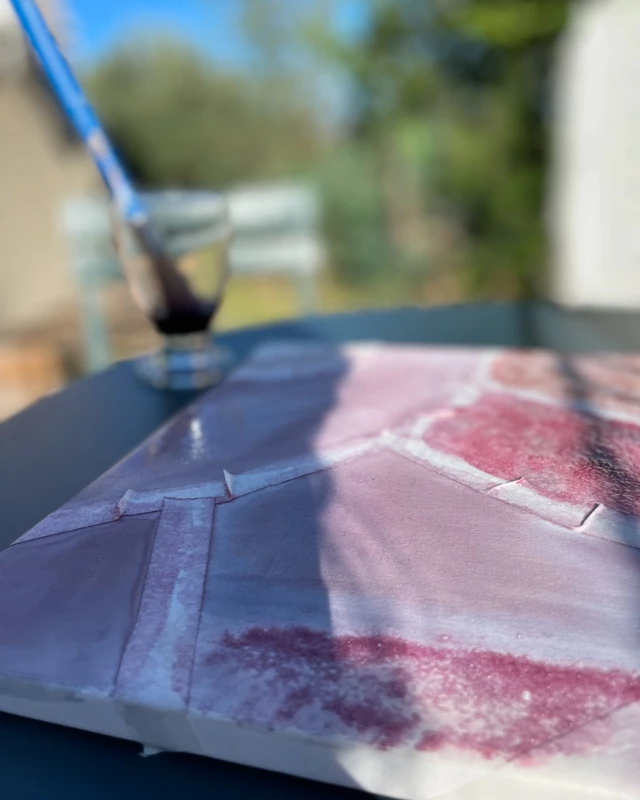 La peinture au vin, vous connaissez ? On profite du week-end pour tester différentes techniques et vous proposer très bientôt des ateliers/apéros 🍷 🎨 Sur réservation, de 4 à 8 personnes, les jeudis à 17h ! On a hâte de vous faire découvrir tout ça 🤩 🧑‍🎨 Pour un moment de détente au domaine, que vous soyez artiste ou non !