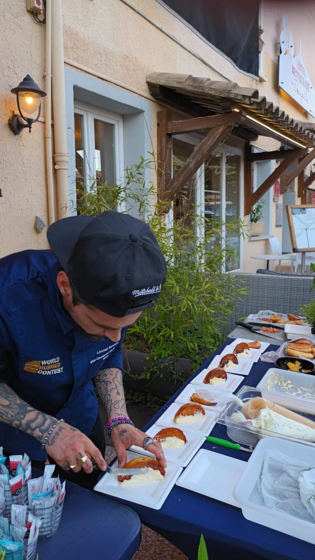 Burgers à 4 mains hier soir à Bedoin avec @lionelravel et @lglprs champions du monde de burgers ! 🍔 Le menu était exceptionnel, un grand merci à vous deux pour cet événement hors du commun 🤩  Retrouvez les burgers de Lionel chez nous le Vendredi 27 Juin pour « La Soirée à l’Envers » à la Croix des Pins 🙃 La billetterie ouvre la semaine prochaine, tenez-vous prêts !